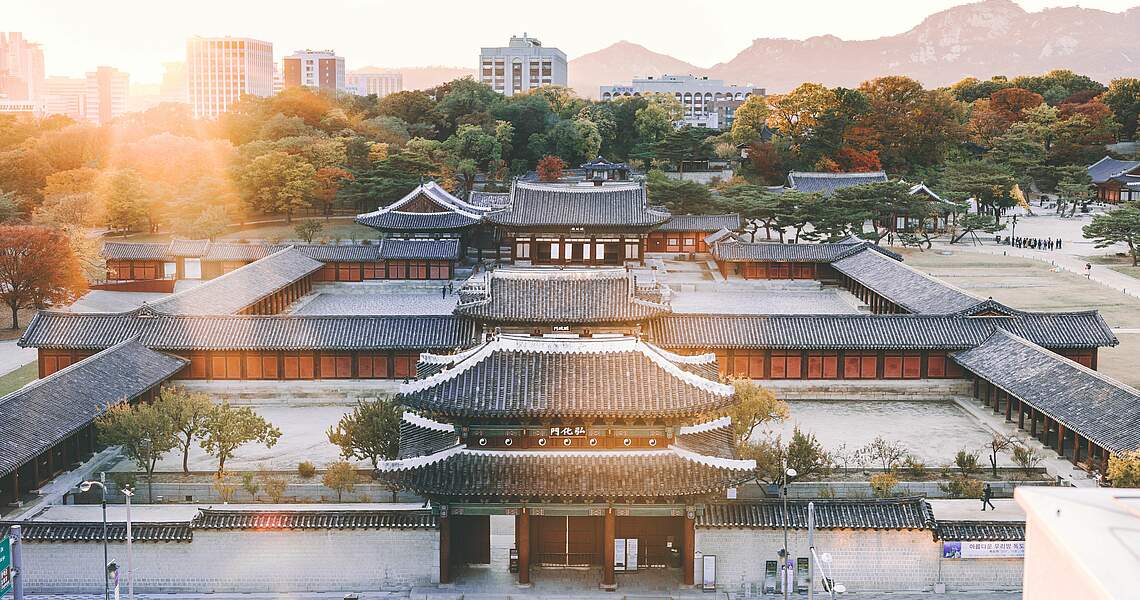 Südkorea Tempel Berge Hochhäuser Sonne