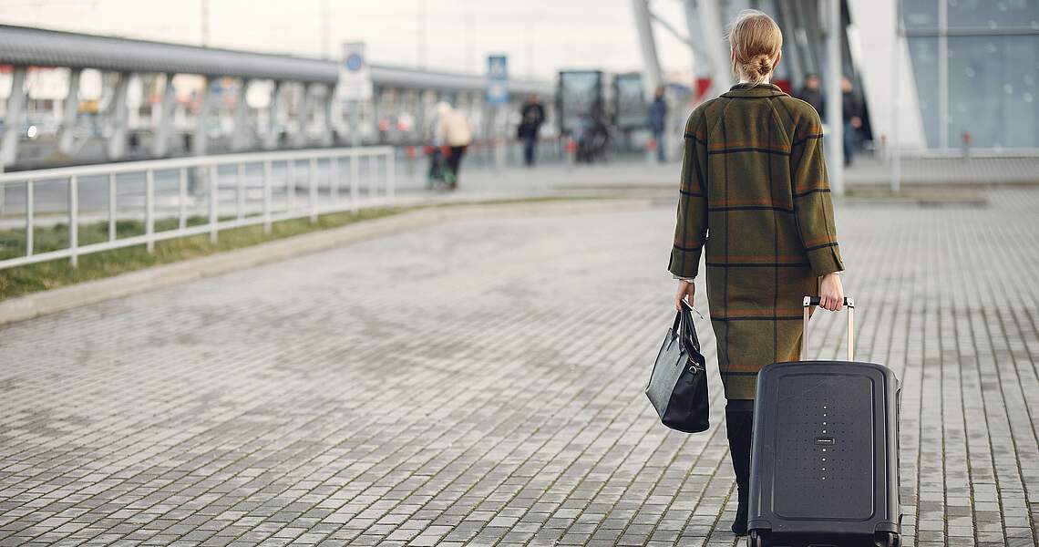 Frau Koffer Flughafen