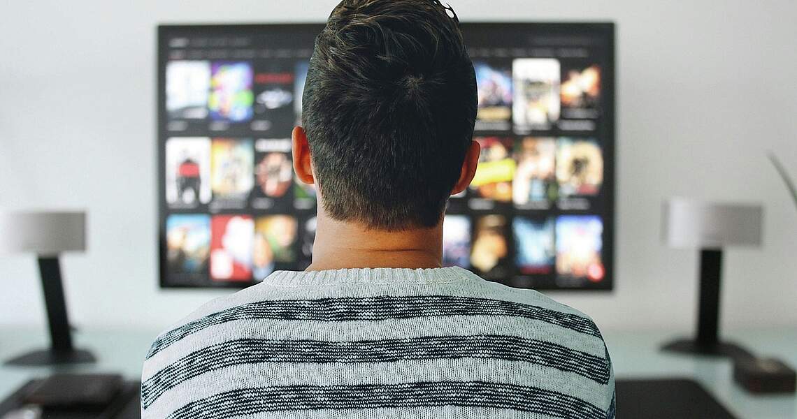 Person schaut Fernsehen