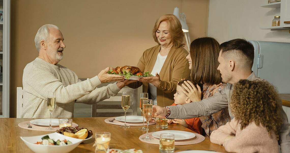 Menschen essen zusammen