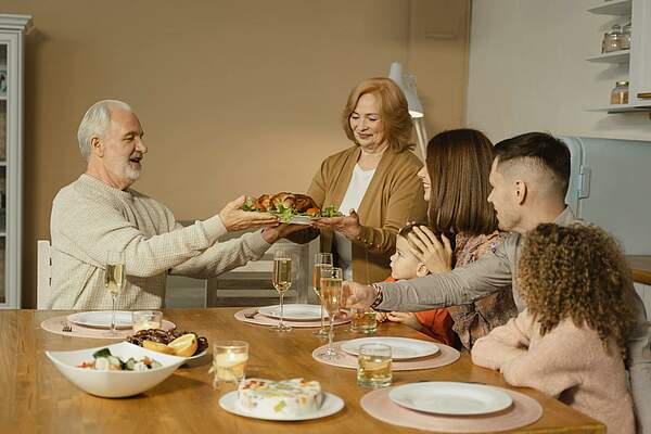 Menschen essen zusammen