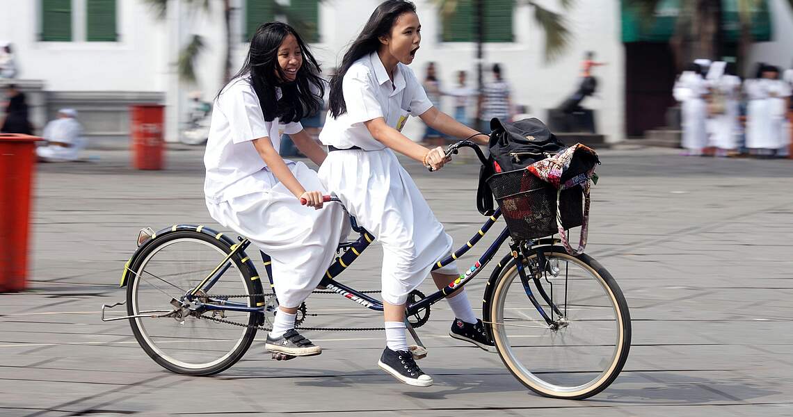 Frauen Lachen Tandemrad Fahrrad fahren